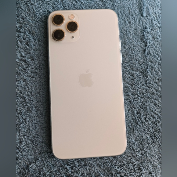 Apple iPhone 11 Pro 256GB Unlocked - Silver - Used Excellent. Comes w/cases - Picture 2 of 8
